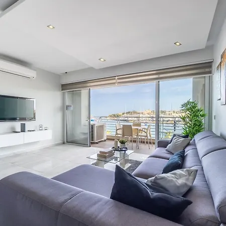 Large & Modern 3br Seafront With Large Balcony - Close To Saint Julian's, Sliema, & Manoel Island *