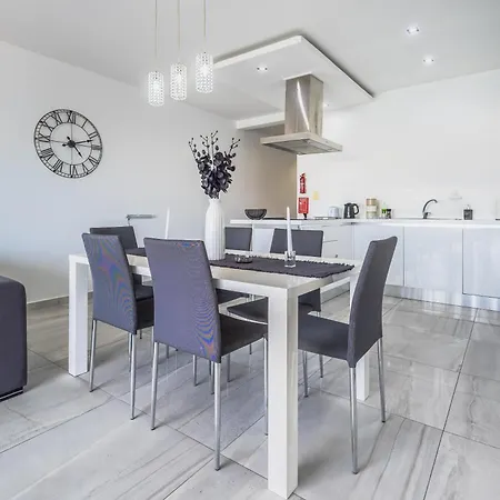 Large & Modern 3br Seafront With Large Balcony - Close To Saint Julian's, Sliema, & Manoel Island *