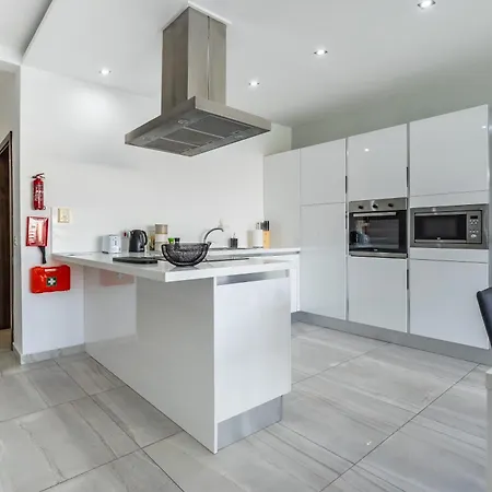 Large & Modern 3br Seafront With Large Balcony - Close To Saint Julian's, Sliema, & Manoel Island Apartament Gzira