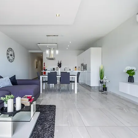 아파트 Large & Modern 3br Seafront With Large Balcony - Close To Saint Julian's, Sliema, & Manoel Island 그지라