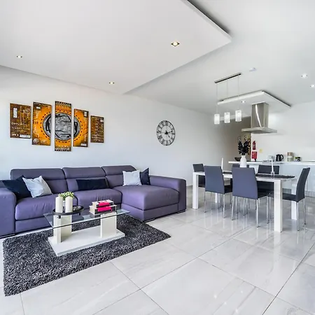 Large & Modern 3br Seafront With Large Balcony - Close To Saint Julian's, Sliema, & Manoel Island Apartment *