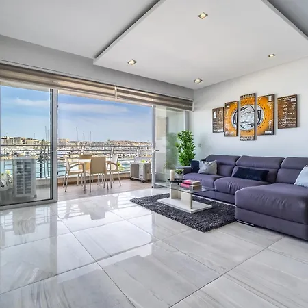 아파트 Large & Modern 3br Seafront With Large Balcony - Close To Saint Julian's, Sliema, & Manoel Island *