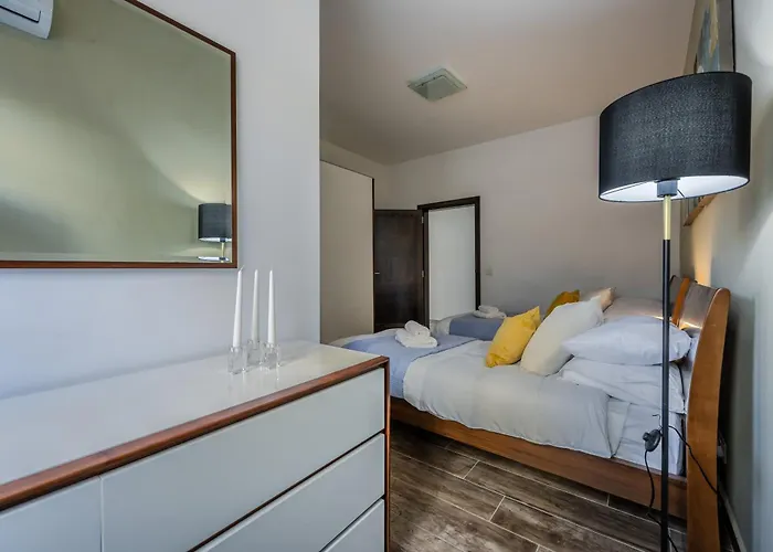 Large & Modern 3br Seafront With Large Balcony - Close To Saint Julian's, Sliema, & Manoel Island Gzira