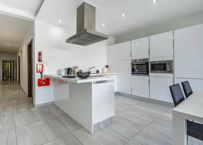 Large & Modern 3br Seafront With Large Balcony - Close To Saint Julian's, Sliema, & Manoel Island Lejlighed Gzira