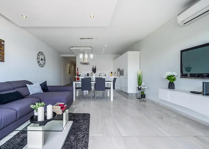 Lejlighed Large & Modern 3br Seafront With Large Balcony - Close To Saint Julian's, Sliema, & Manoel Island Gzira