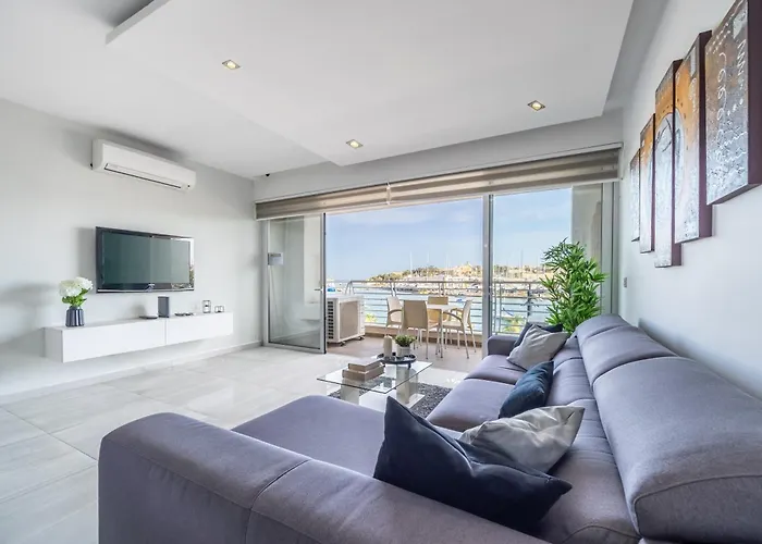 Large & Modern 3br Seafront With Large Balcony - Close To Saint Julian's, Sliema, & Manoel Island *