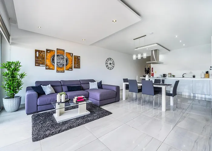 Large & Modern 3br Seafront With Large Balcony - Close To Saint Julian's, Sliema, & Manoel Island Lejlighed *