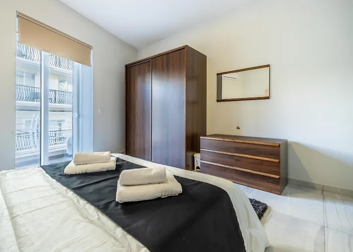 Large & Modern 3br Seafront With Large Balcony - Close To Saint Julian's, Sliema, & Manoel Island